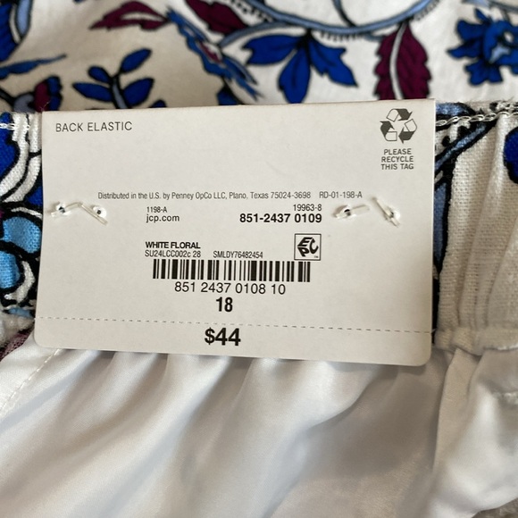 Liz Claiborne Mid Rise Pleated Short - Picture 5 of 7